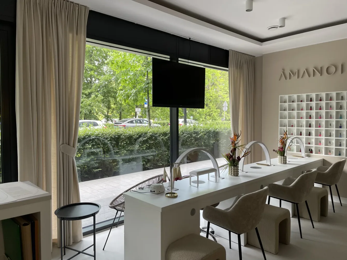 Firany w salonie manicure w strefie spa, realizacja Modern Line