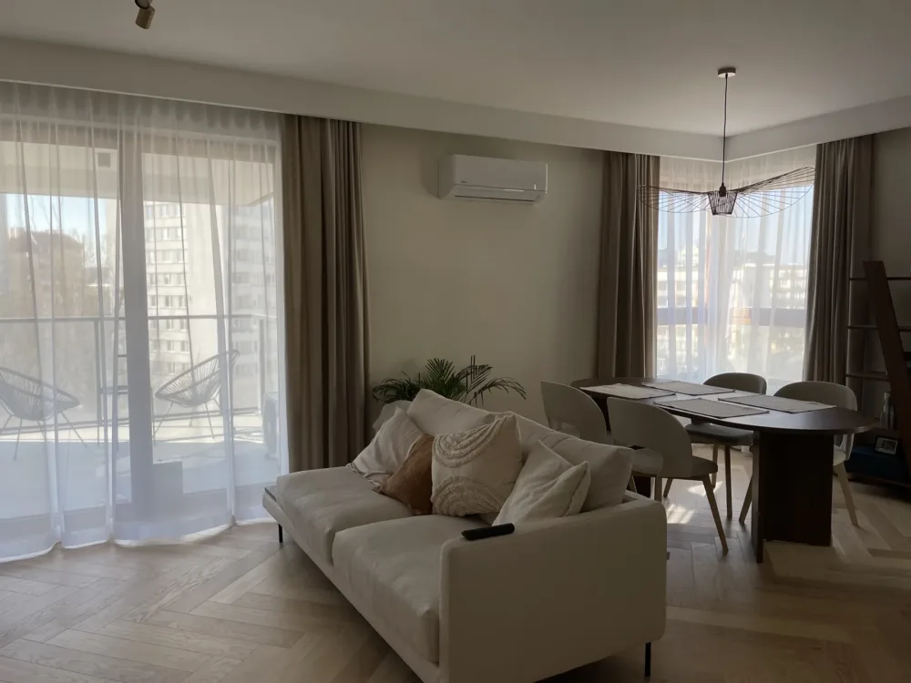Firany na szynie sufitowej w salonie apartamentu, realizacja Modern Line