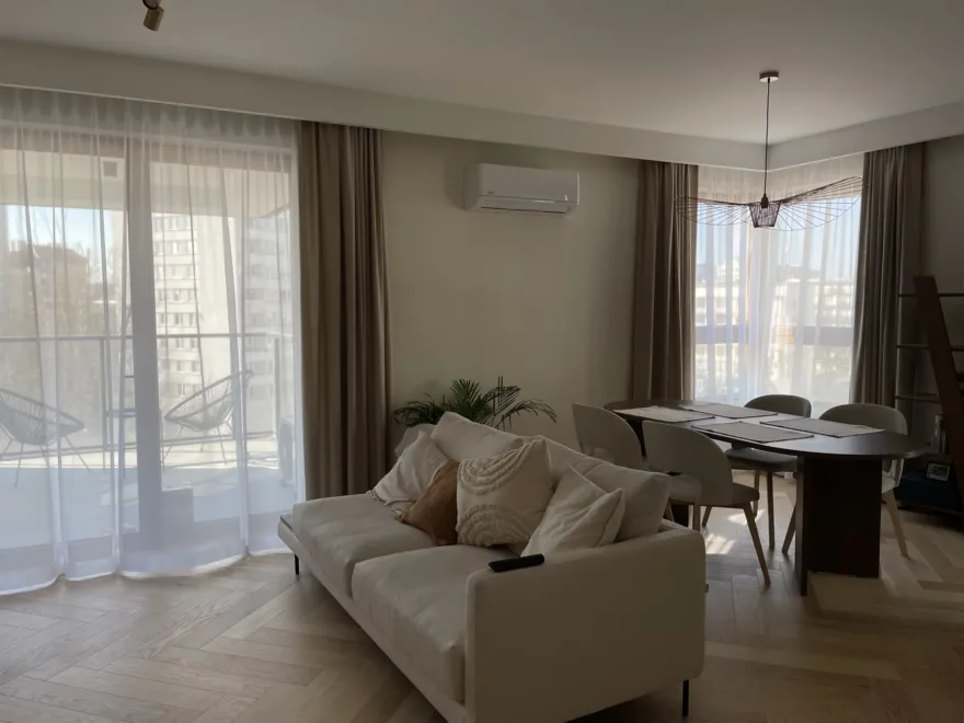 Firany na szynie sufitowej w salonie apartamentu, realizacja Modern Line