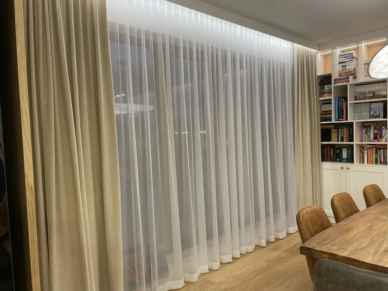 Firany dzienne w salonie z biblioteczką, realizacja Modern Line