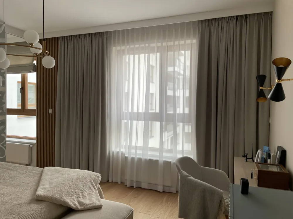 Zasłony i firany na oknie w salonie kamienicy, realizacja Modern Line