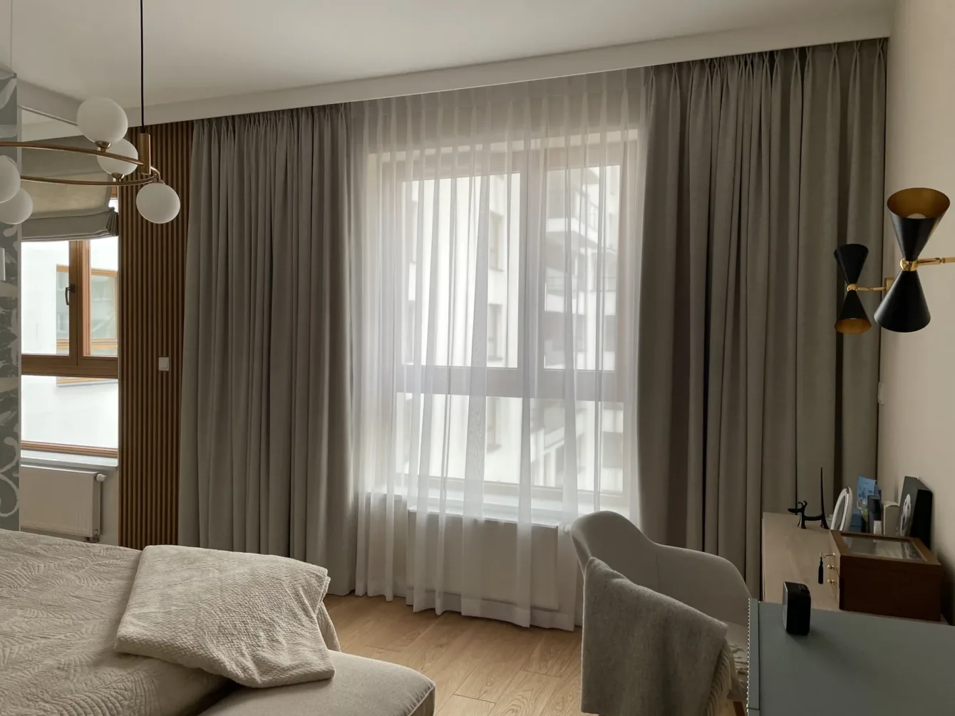 Zasłony i firany na oknie w salonie kamienicy, realizacja Modern Line