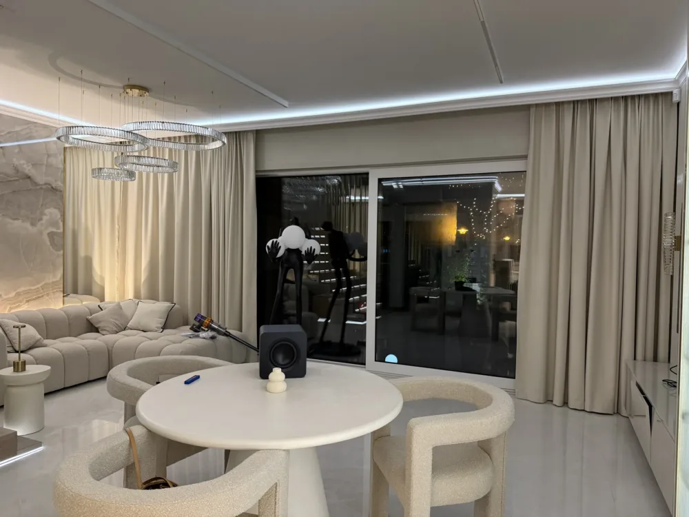 Firany i zasłony w salonie z jadalnią, realizacja Modern Line