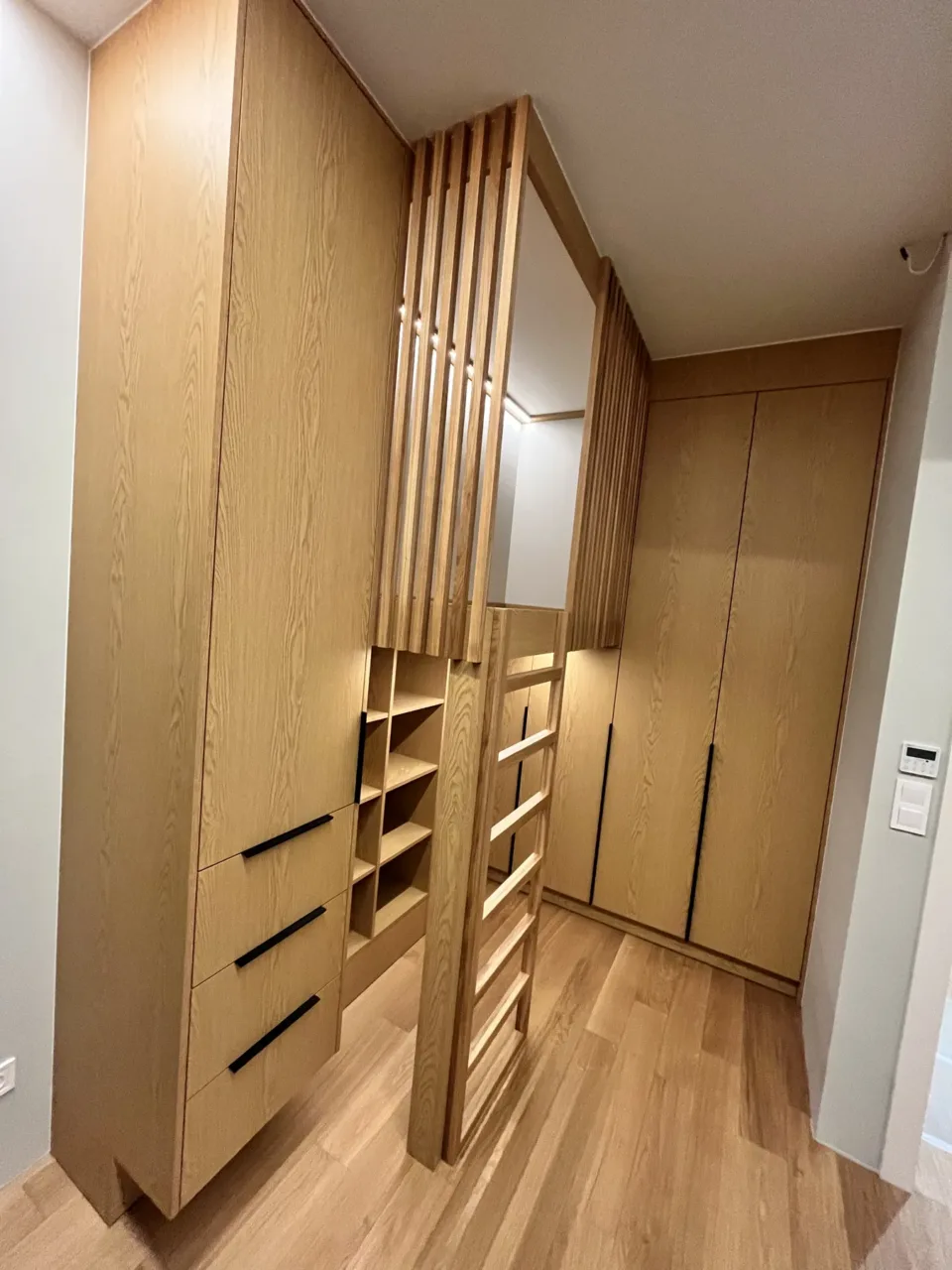 Garderoba na wymiar z frontami w dekorze dębu, realizacja Modern Line