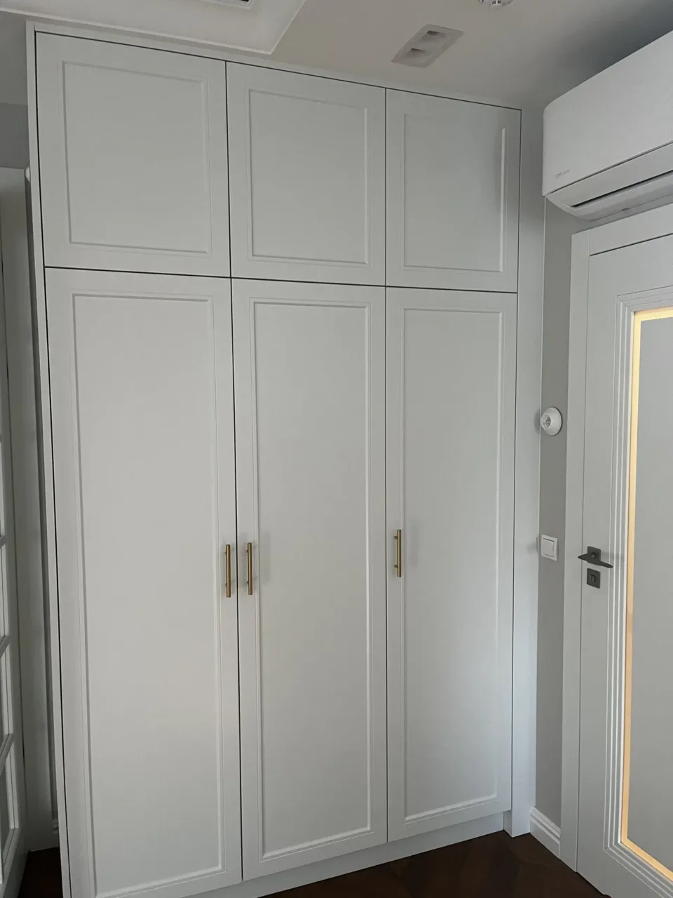 Szafa wnękowa z frontami frezowanymi w sypialni, realizacja Modern Line