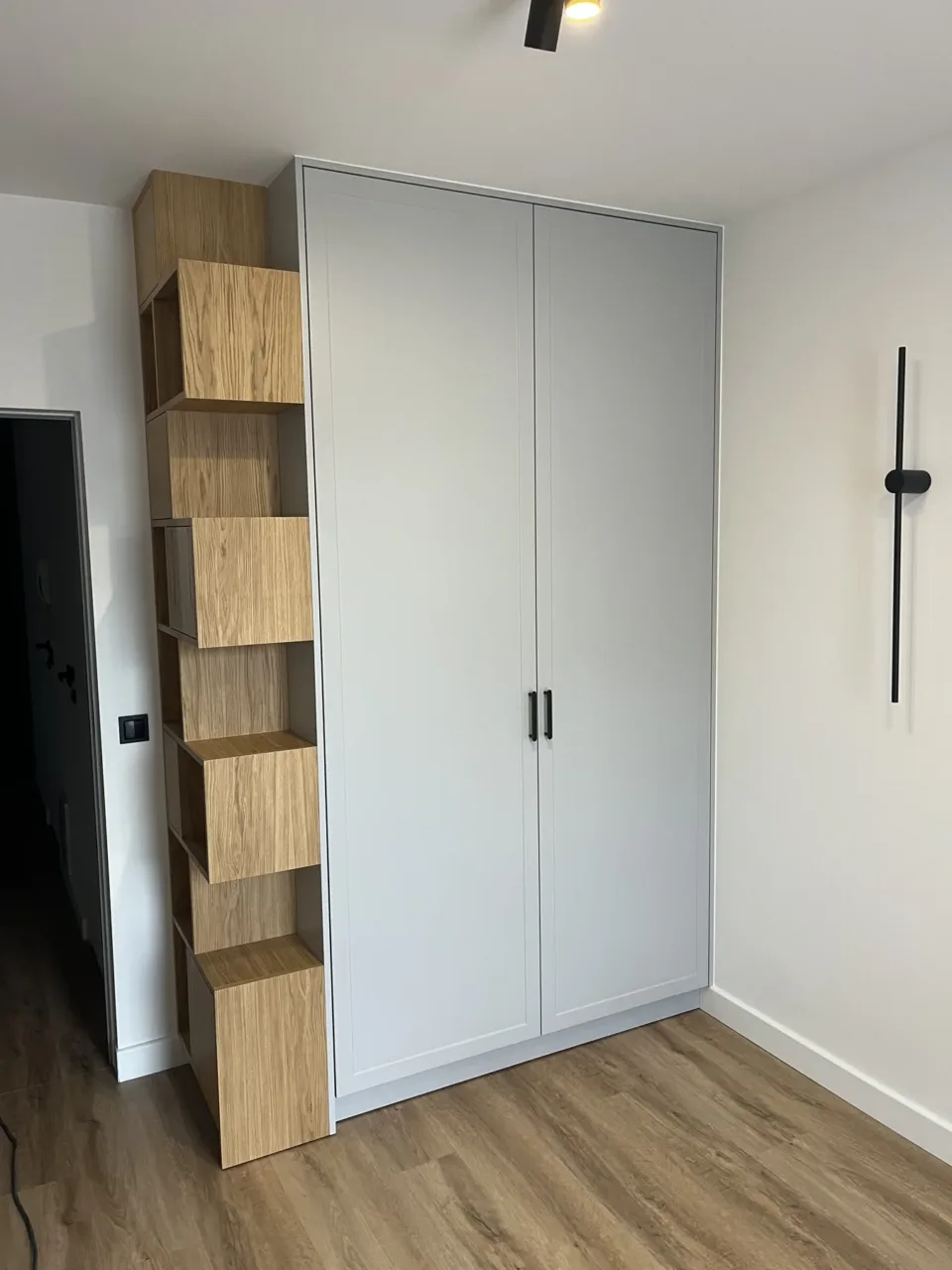 Szafa na wymiar z frontami białymi i wnęką w dekorze drewna, realizacja Modern Line