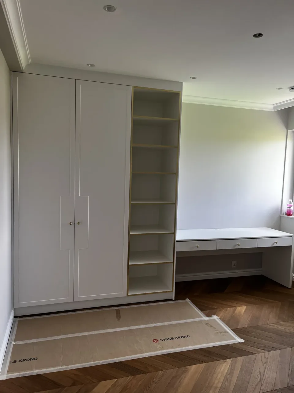Szafa wnękowa z otwartymi półkami w pokoju dziecięcym, realizacja Modern Line