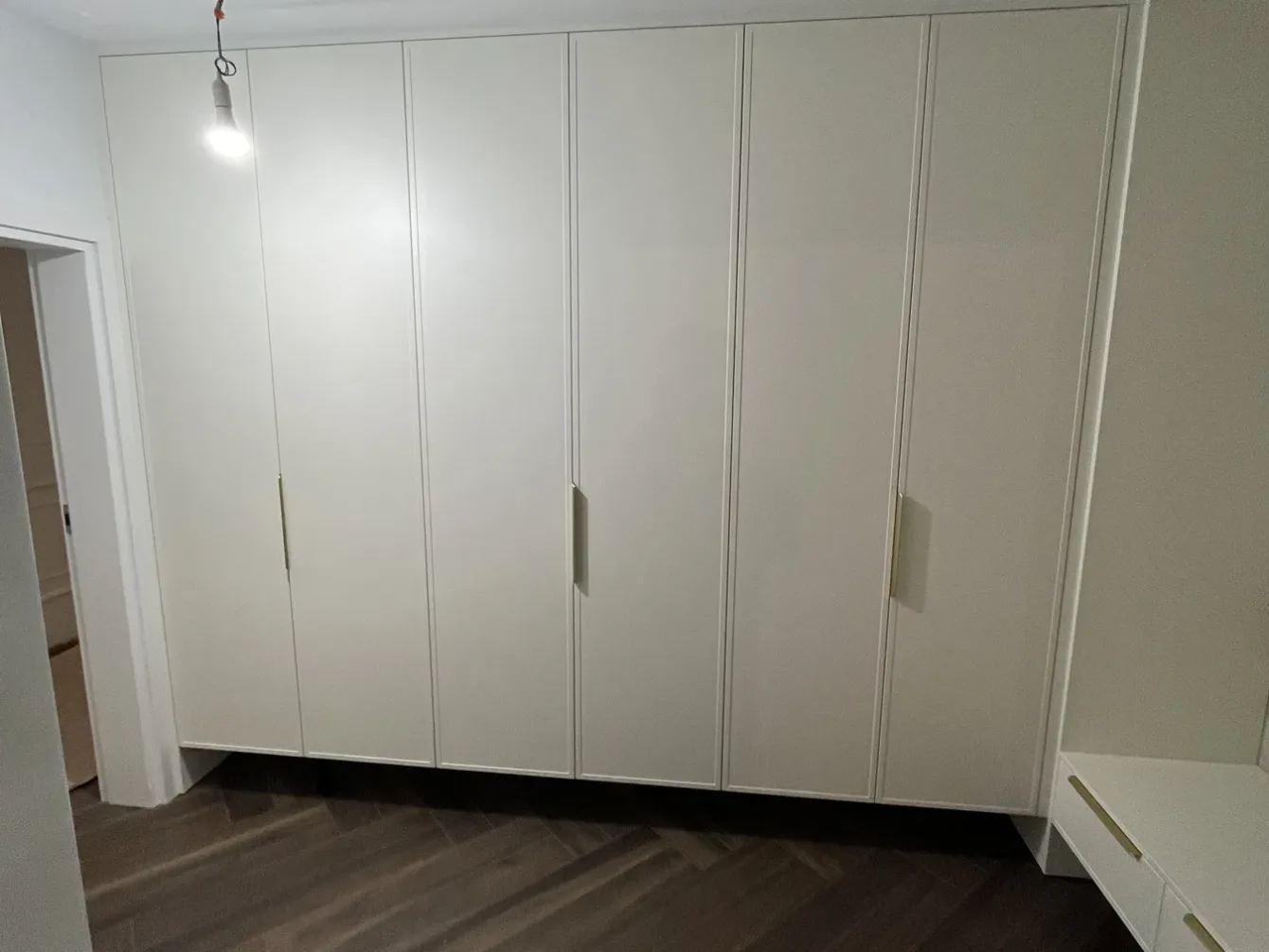 Szafa na wymiar do sufitu z frontami gładkimi, realizacja Modern Line