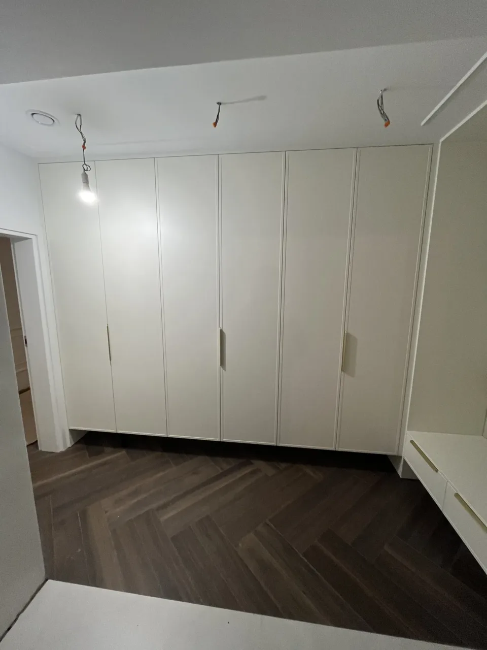 Szafa na wymiar do sufitu z frontami gładkimi, realizacja Modern Line
