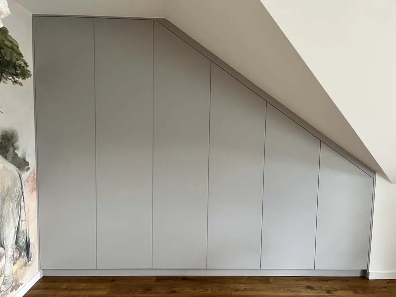 Garderoba na wymiar z podświetleniem LED i dębowymi frontami, realizacja Modern Line