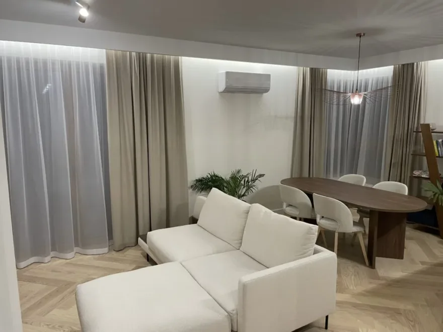 Salon z lnianymi zasłonami i firaną na wymiar, realizacja Modern Line w Warszawie