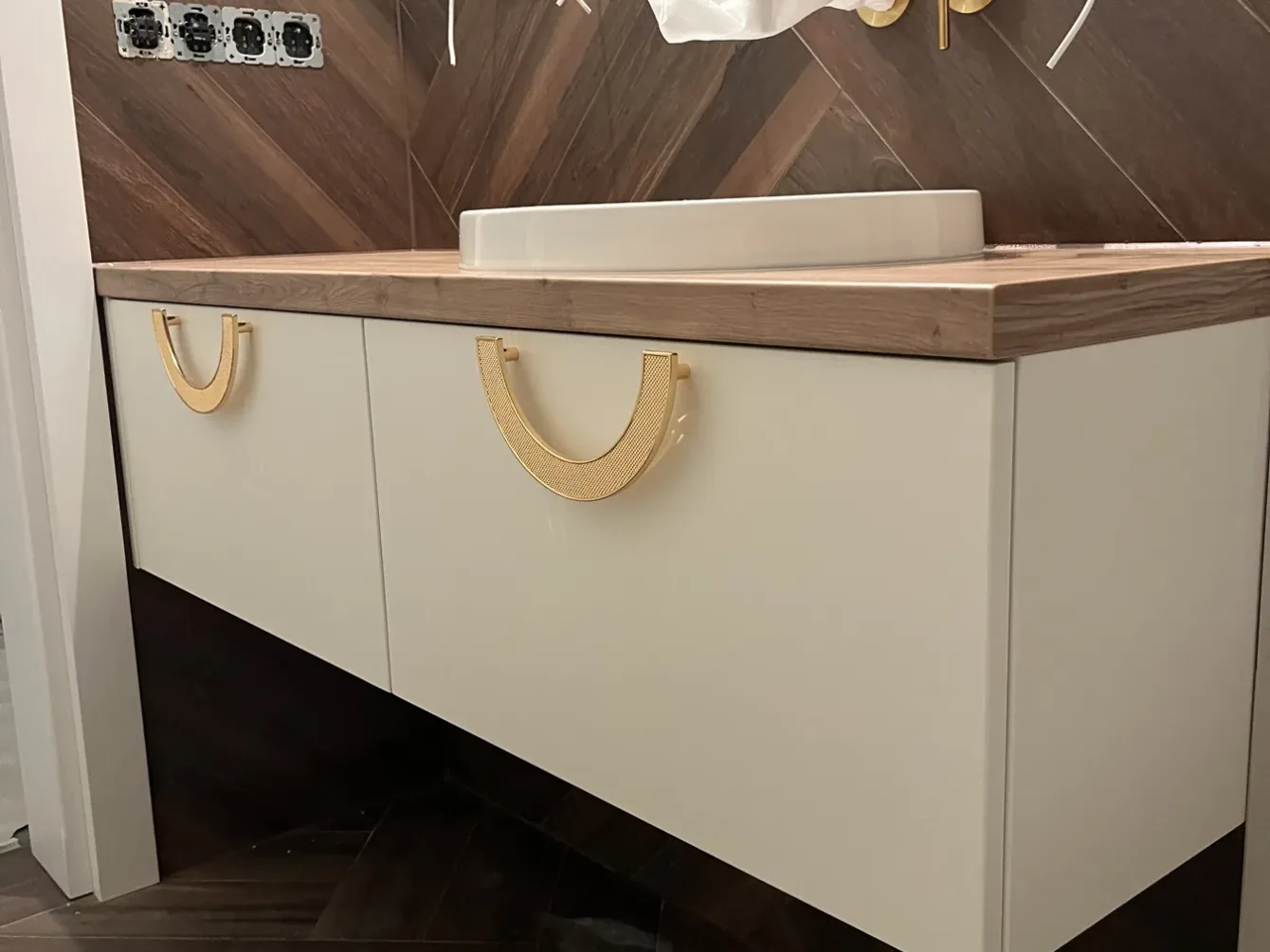 Zabudowa łazienki z umywalką nablatową i lustrem, realizacja Modern Line