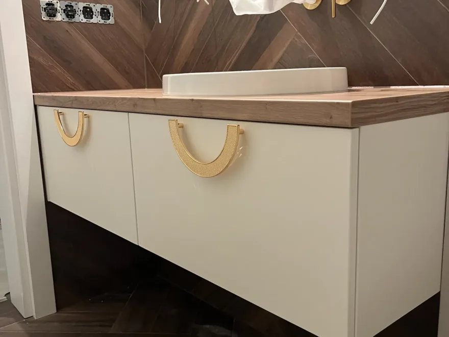 Zabudowa łazienki z umywalką nablatową i lustrem, realizacja Modern Line