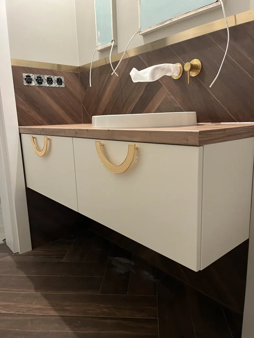 Zabudowa łazienki z umywalką nablatową i lustrem, realizacja Modern Line