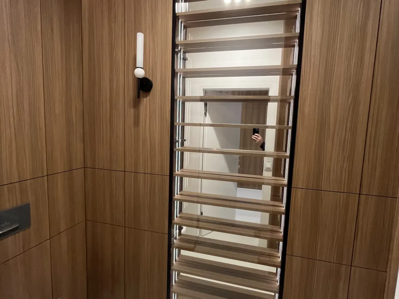 Meble łazienkowe w dekorze orzecha z lustrem LED, realizacja Modern Line