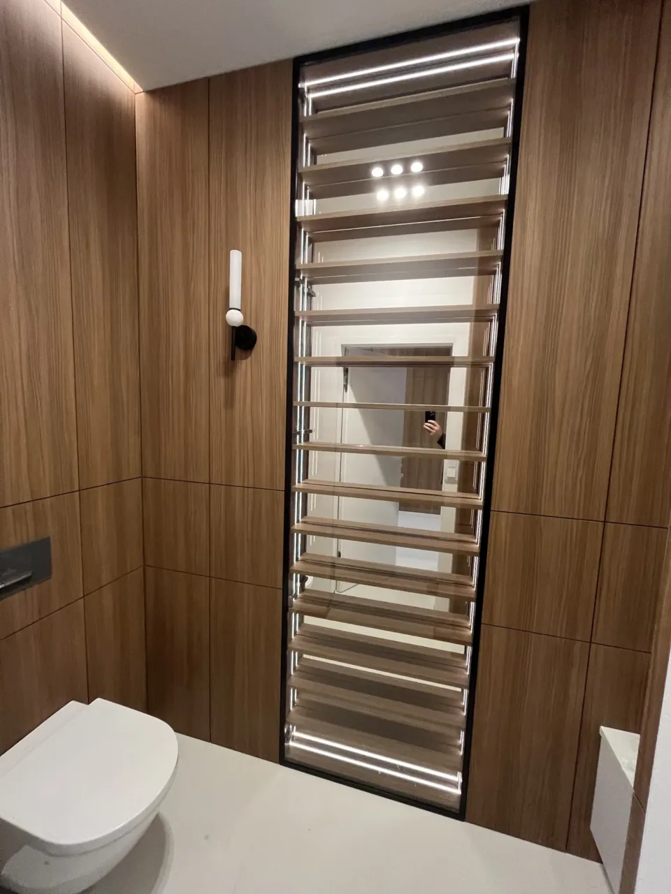 Meble łazienkowe w dekorze orzecha z lustrem LED, realizacja Modern Line