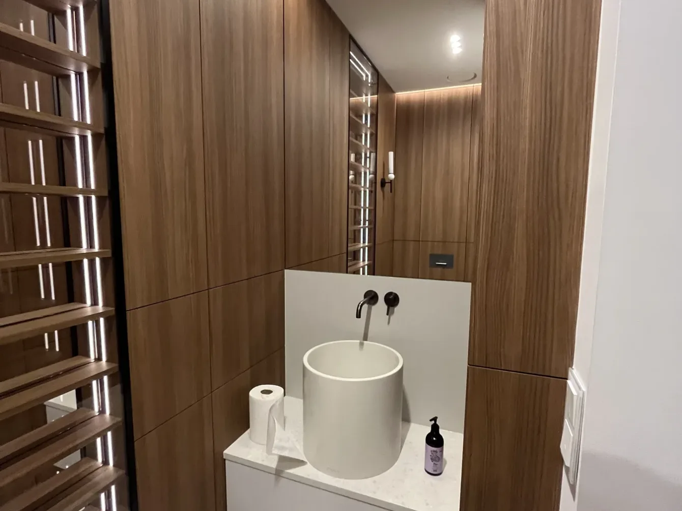 Zabudowa WC i umywalki z frontami fornirowanymi, realizacja Modern Line