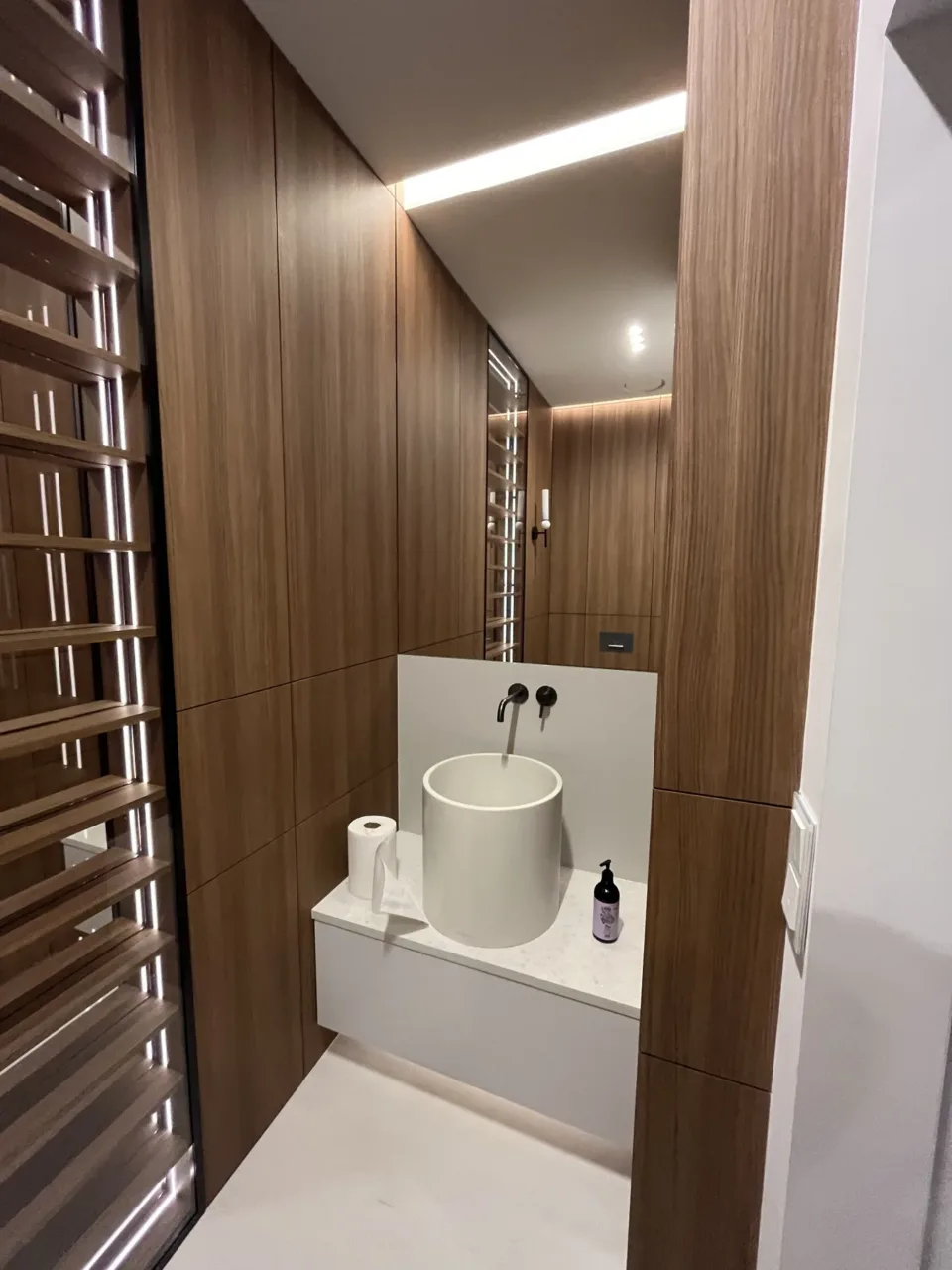 Zabudowa WC i umywalki z frontami fornirowanymi, realizacja Modern Line