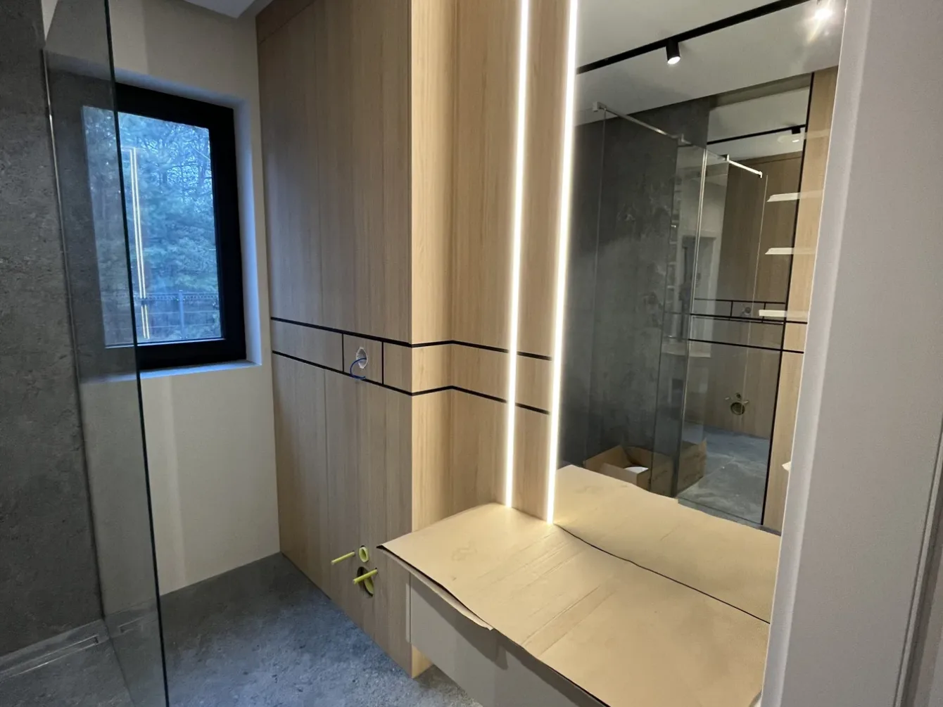 Zabudowa łazienki z podświetlaną wnęką, realizacja Modern Line