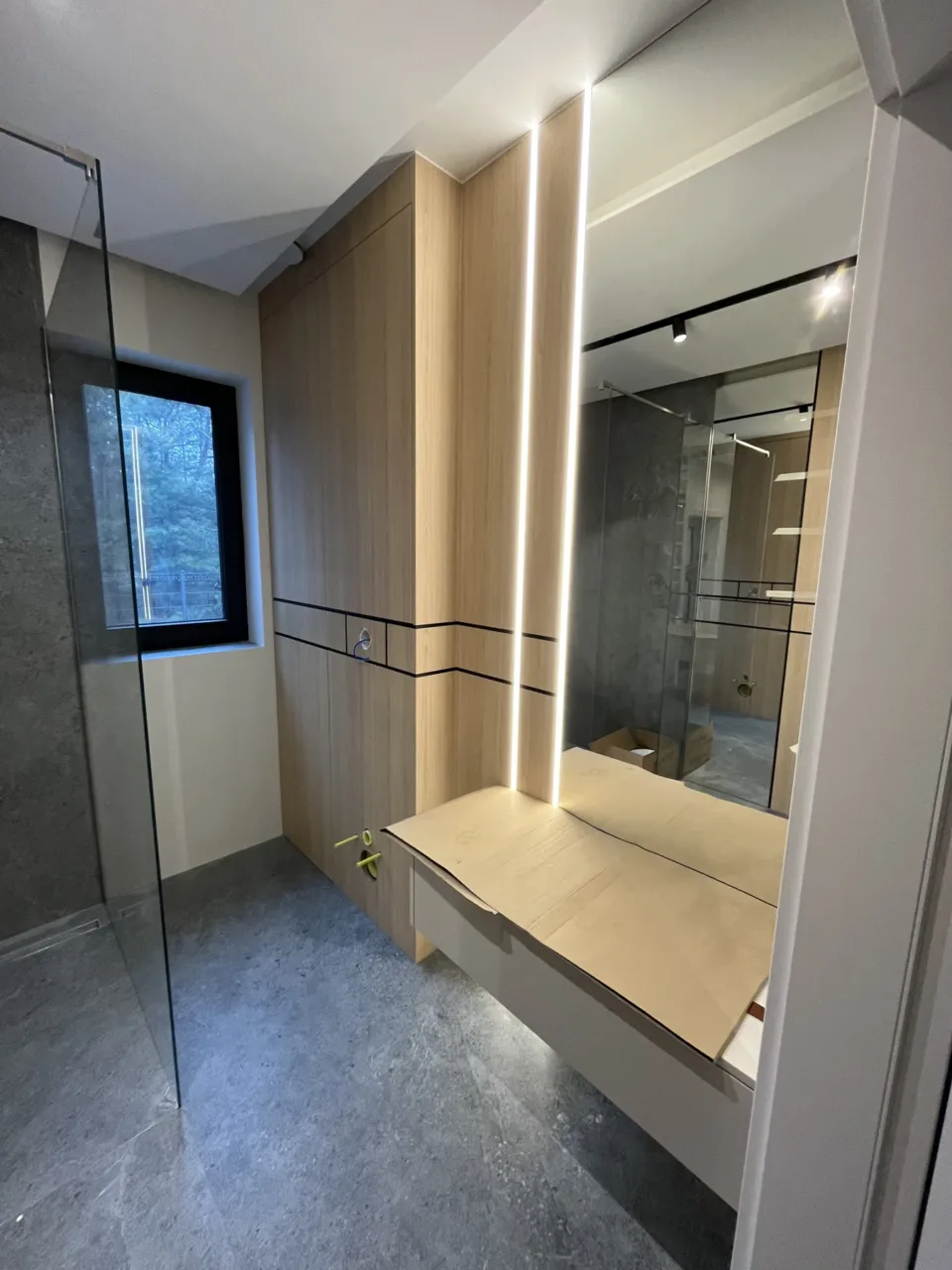 Zabudowa łazienki z podświetlaną wnęką, realizacja Modern Line