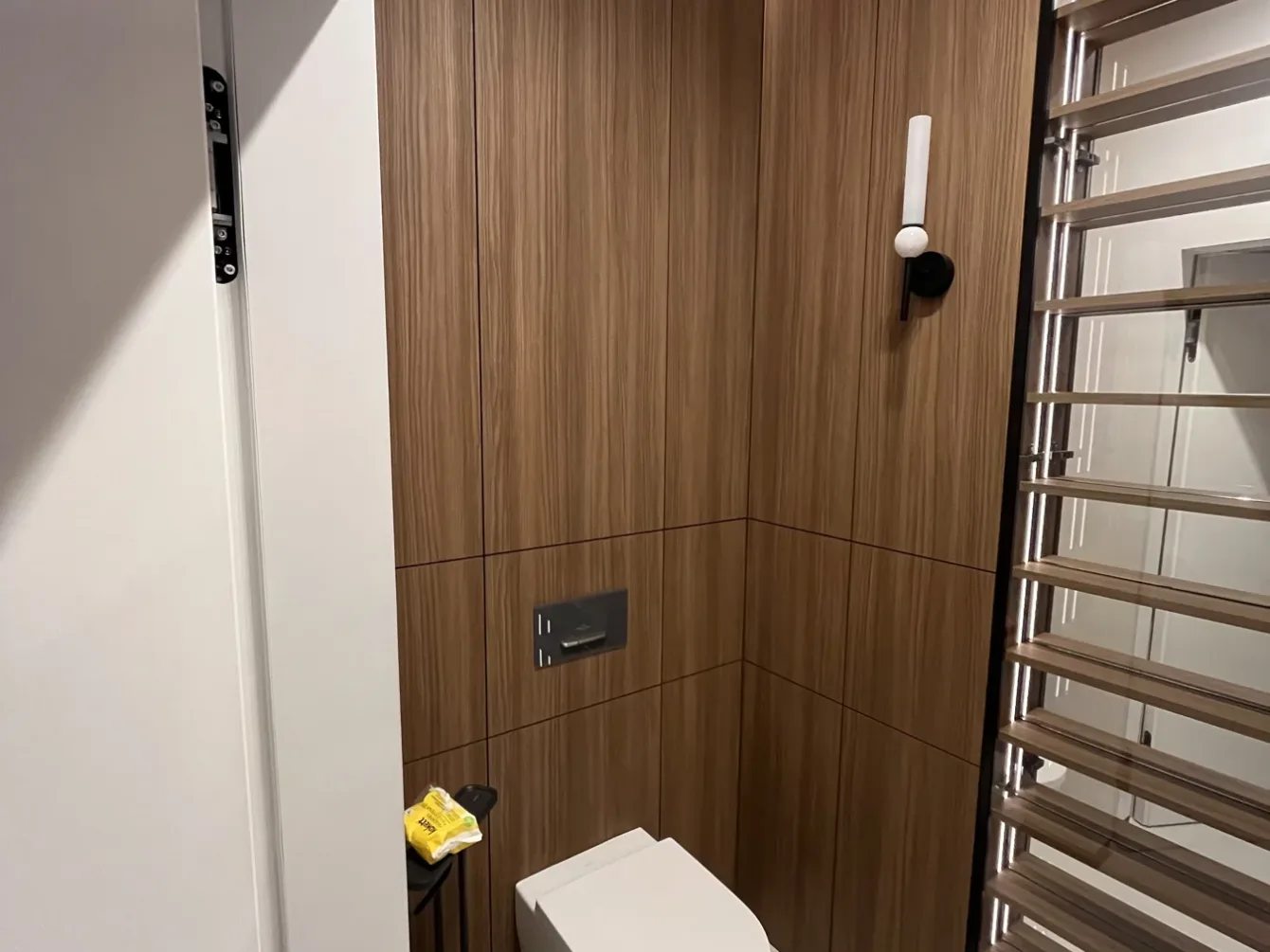 Zabudowa strefy WC z frontami drewnianymi, realizacja Modern Line