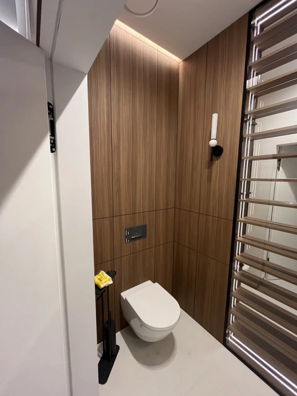 Zabudowa strefy WC z frontami drewnianymi, realizacja Modern Line