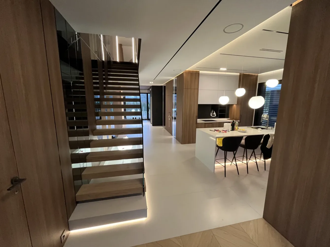Apartament ze schodami i zabudową w dekorze orzecha, realizacja Modern Line