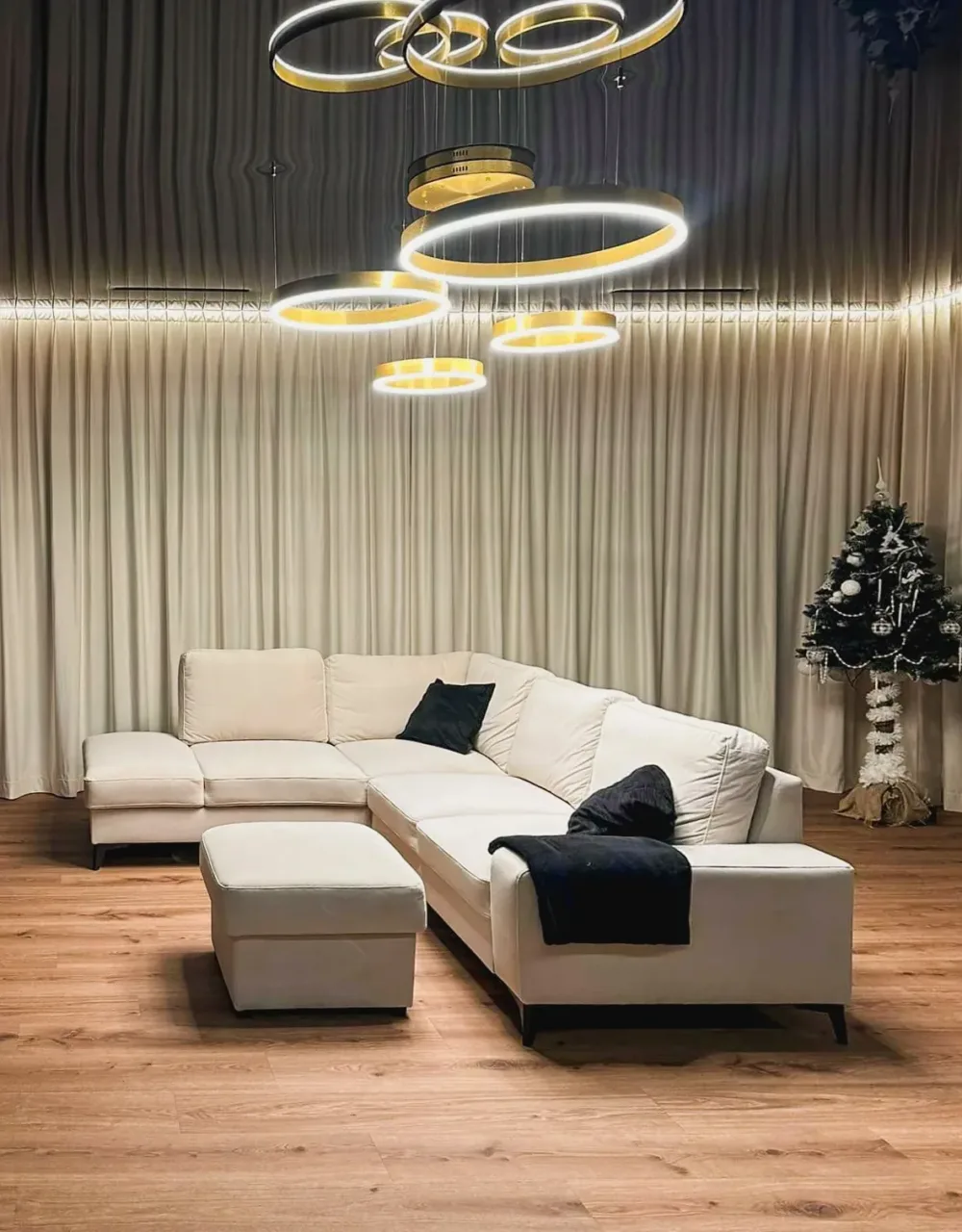 Salon z zasłonami na wymiar i narożną sofą, realizacja Modern Line pod Warszawą