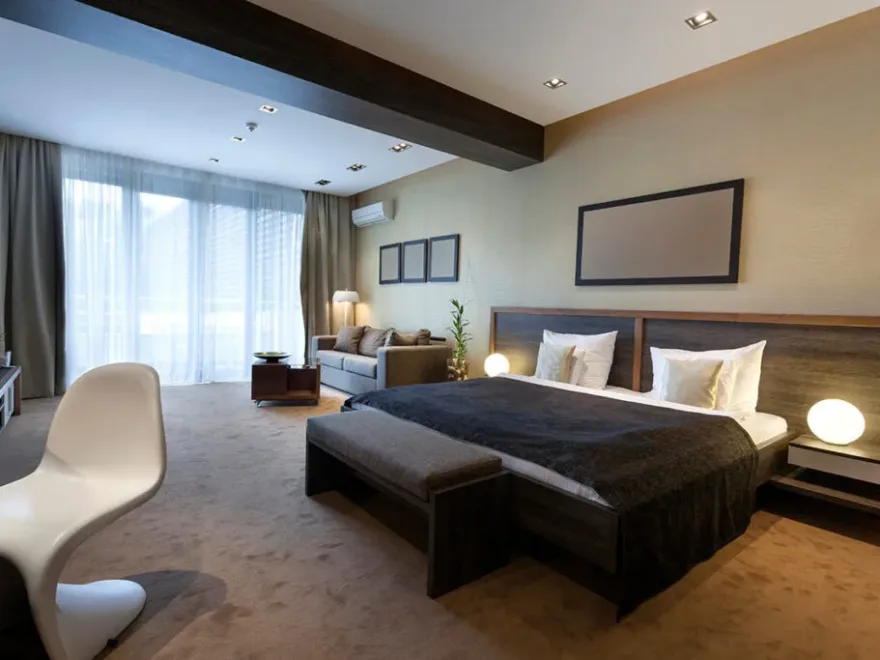 Pokój hotelowy z zasłonami blackout i firaną na fleksach, realizacja Modern Line