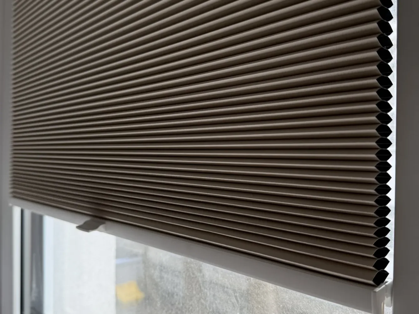 Plisa plaster miodu na oknie tarasowym, realizacja Modern Line