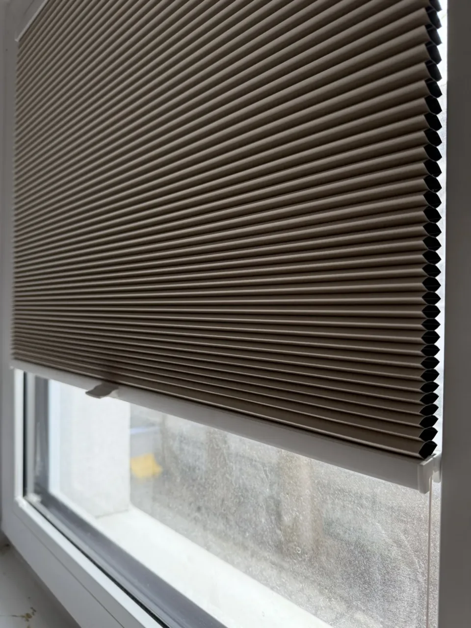 Plisa plaster miodu na oknie tarasowym, realizacja Modern Line