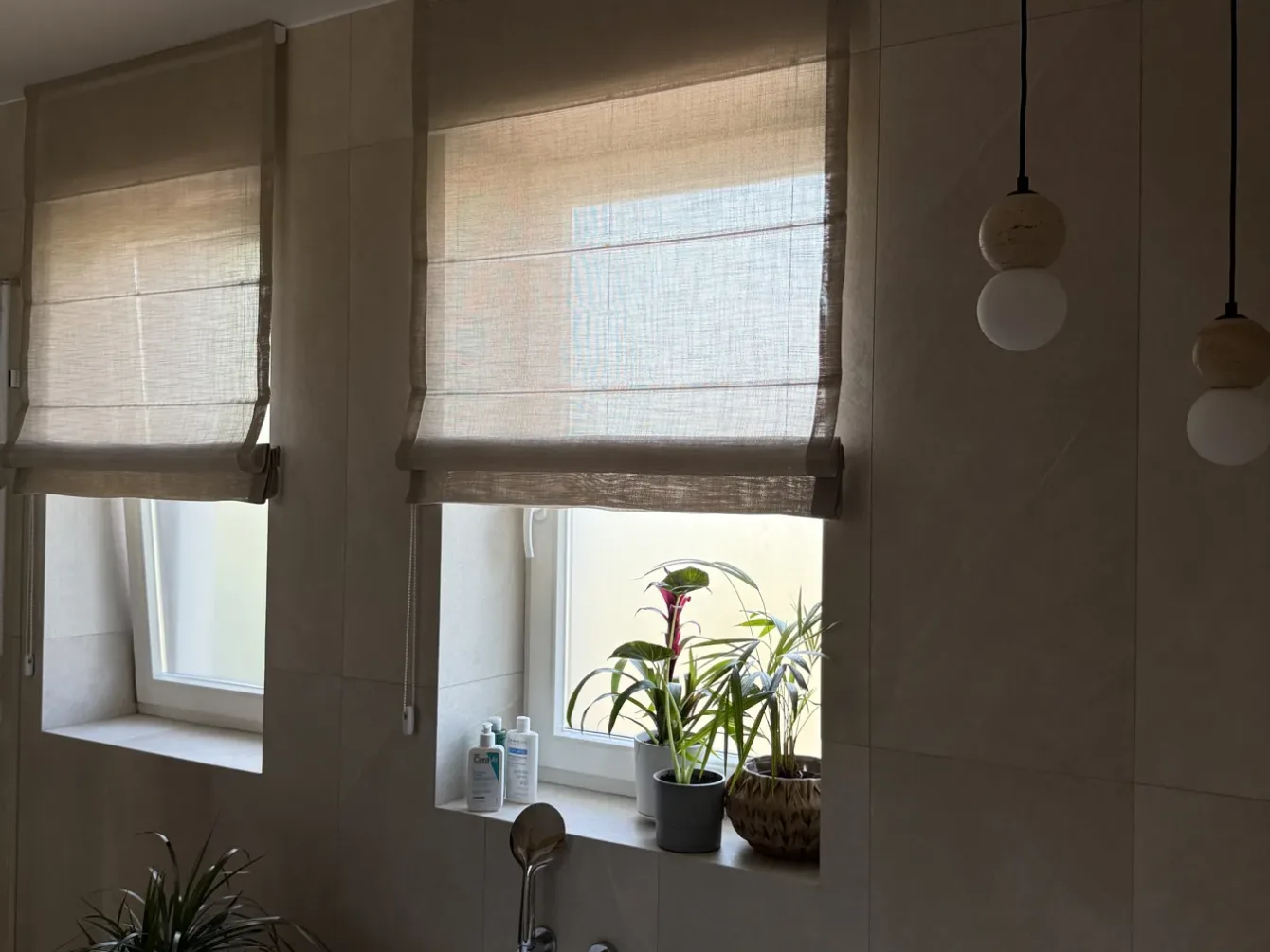 Rolety rzymskie lniane w łazience z wanną, realizacja Modern Line