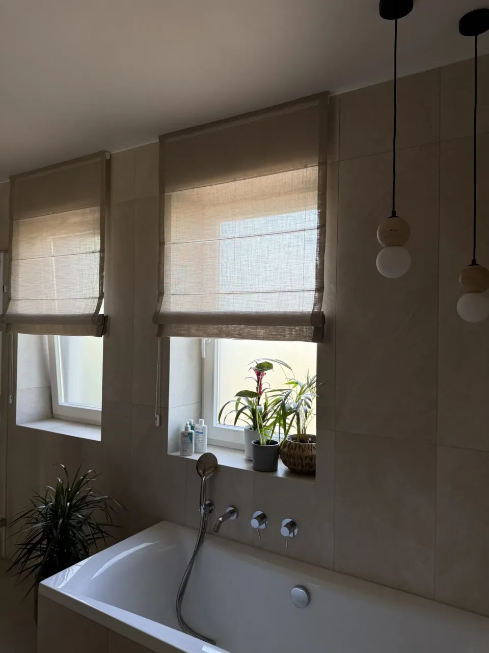 Rolety rzymskie lniane w łazience z wanną, realizacja Modern Line
