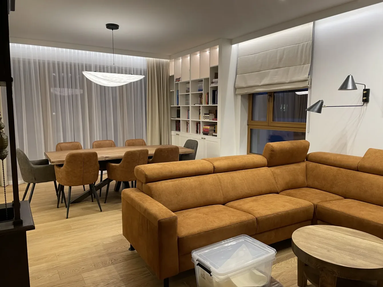 Rolety rzymskie w salonie z narożną sofą, realizacja Modern Line