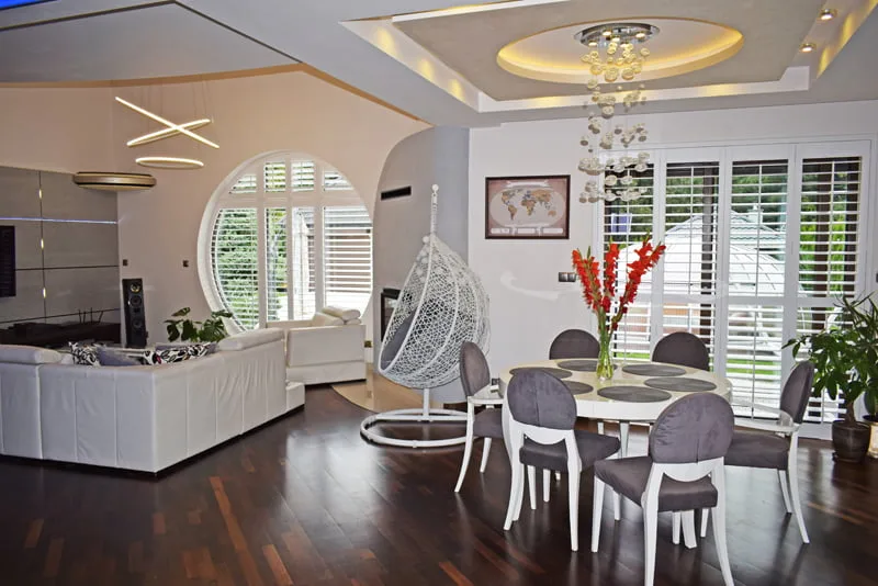 Shutters wewnętrzne w salonie z jadalnią, realizacja Modern Line