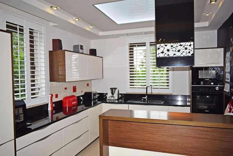 Shutters w kuchni na oknie nad blatem, realizacja Modern Line