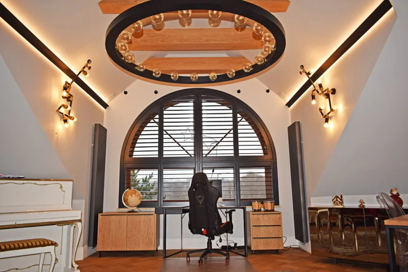 Shutters na oknie łukowym w gabinecie, realizacja Modern Line