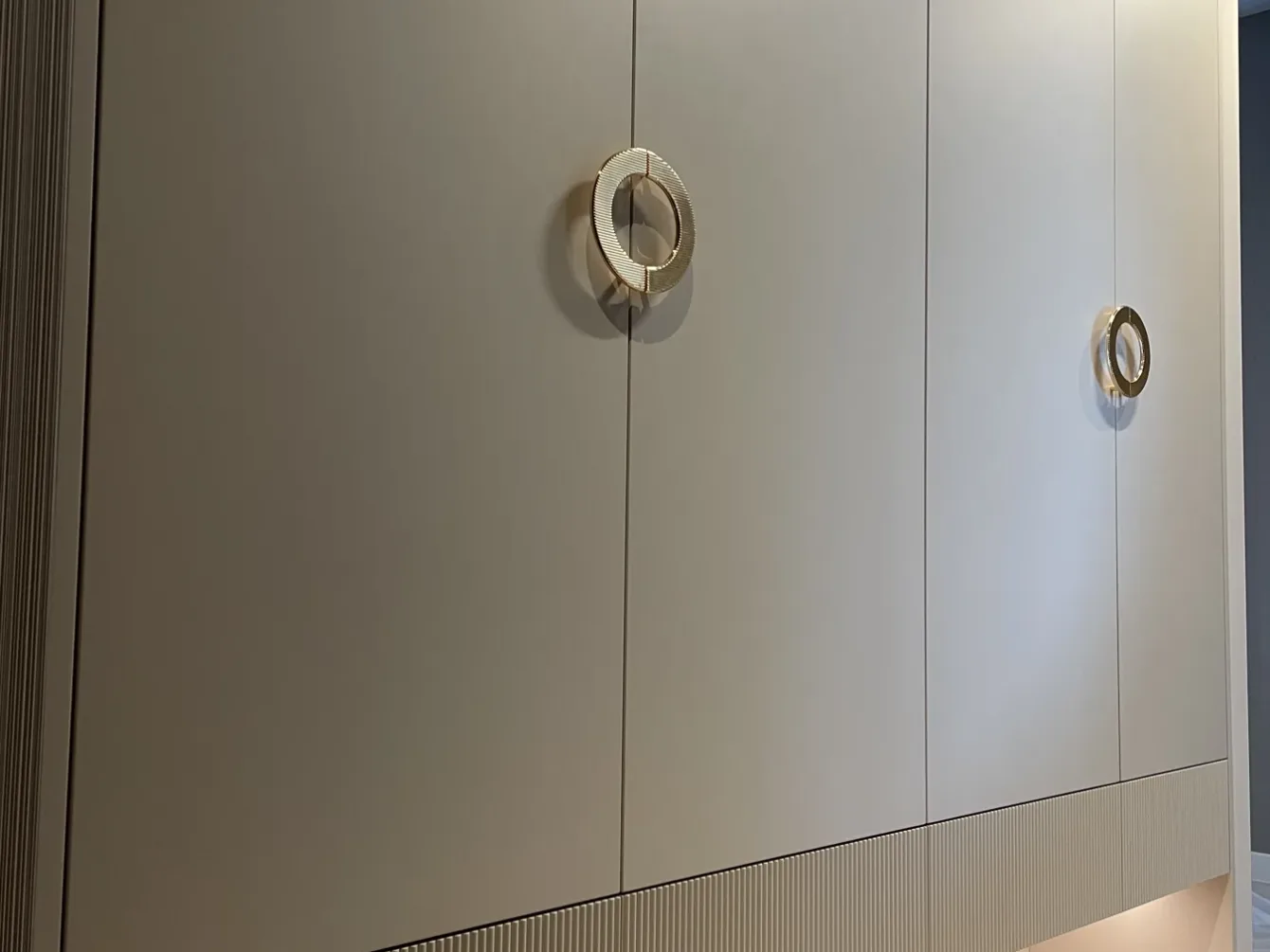Szafa do przedpokoju z okrągłym lustrem, realizacja Modern Line