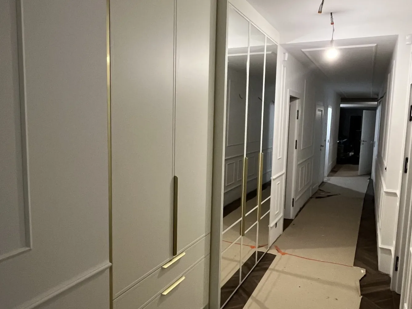 Zabudowa przedpokoju z frontami frezowanymi, realizacja Modern Line