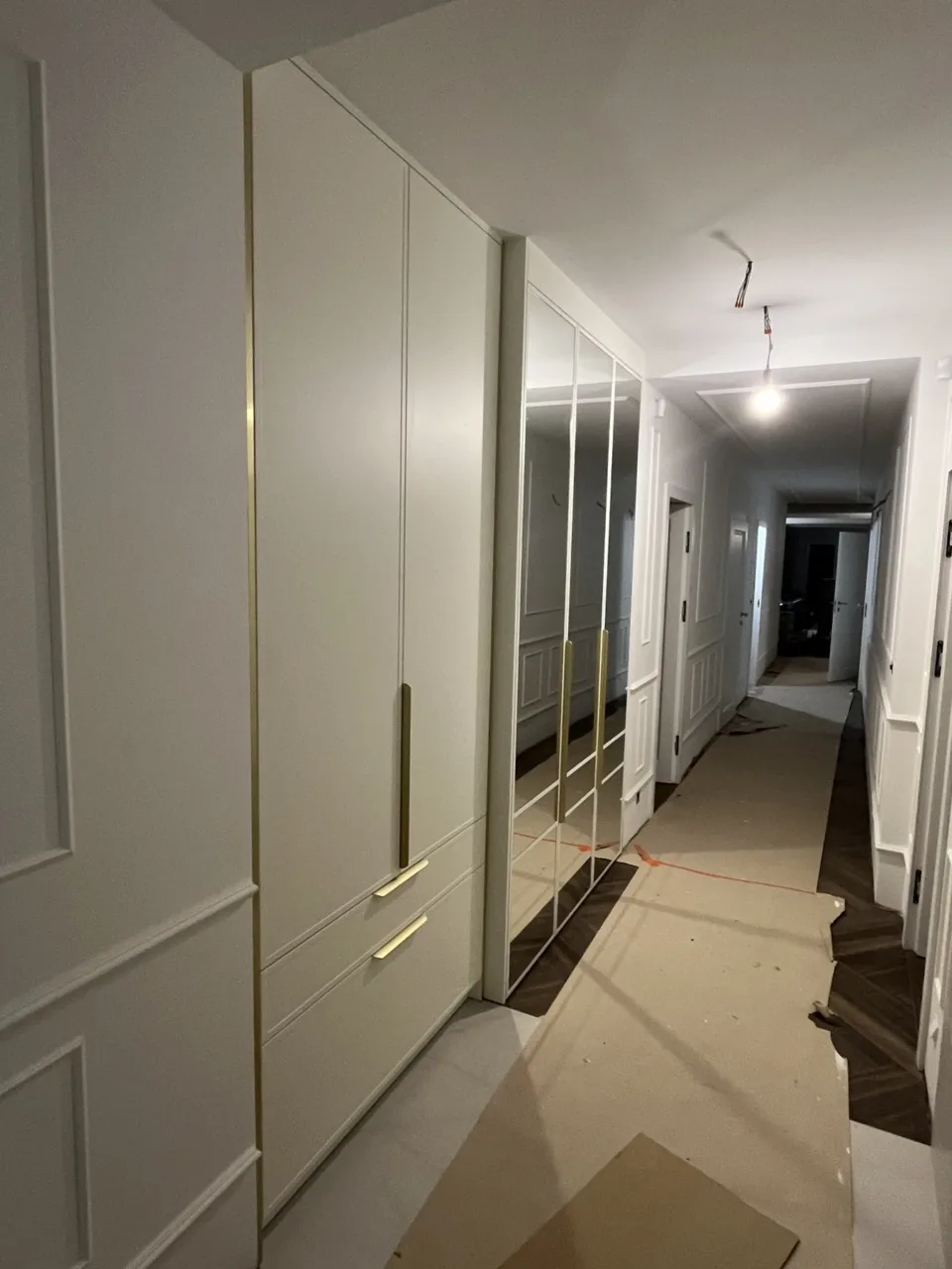 Zabudowa przedpokoju z frontami frezowanymi, realizacja Modern Line