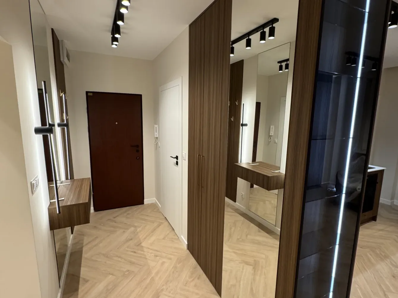Szafa do przedpokoju z lustrem w drzwiach, realizacja Modern Line