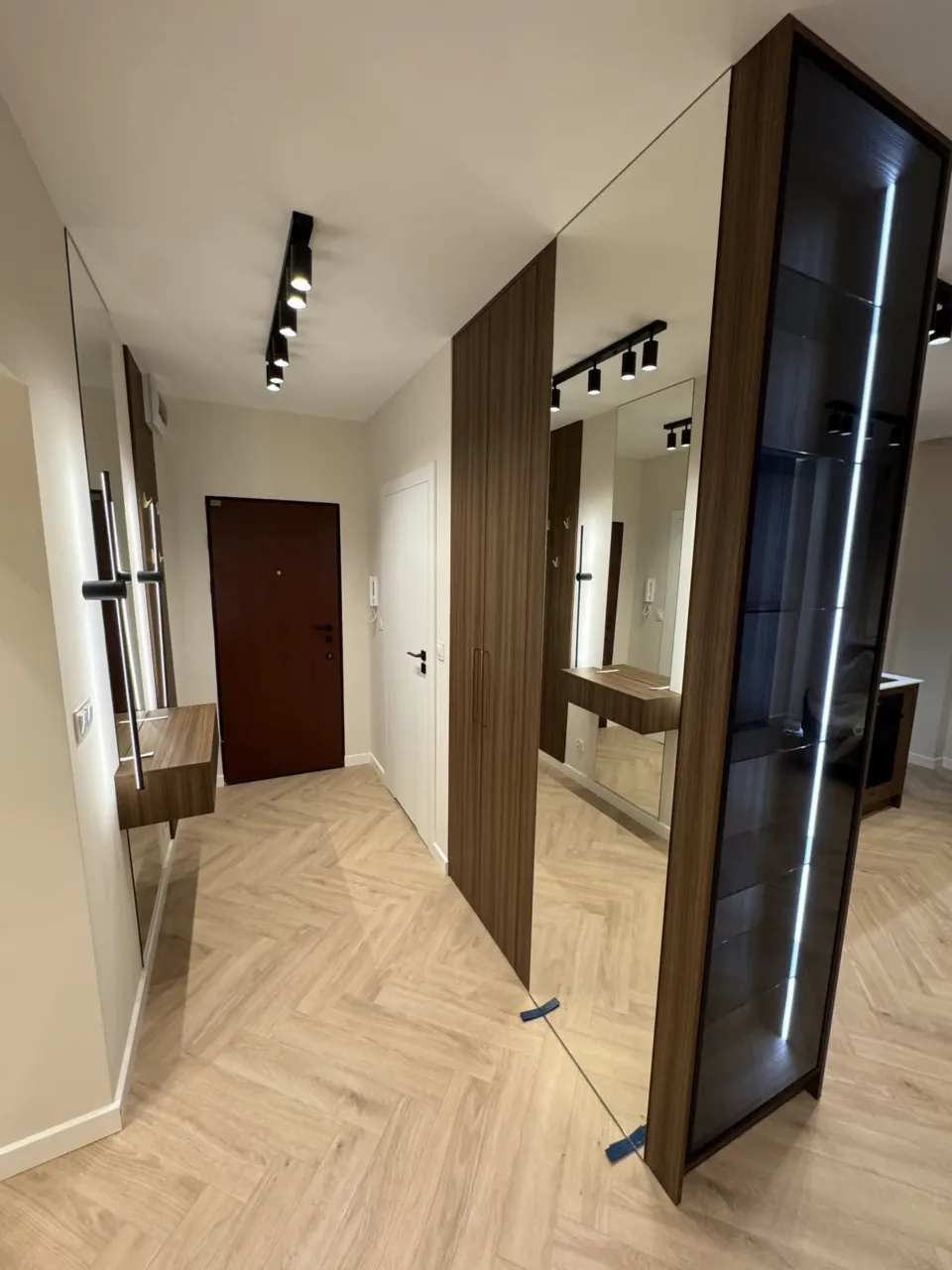 Szafa do przedpokoju z lustrem w drzwiach, realizacja Modern Line