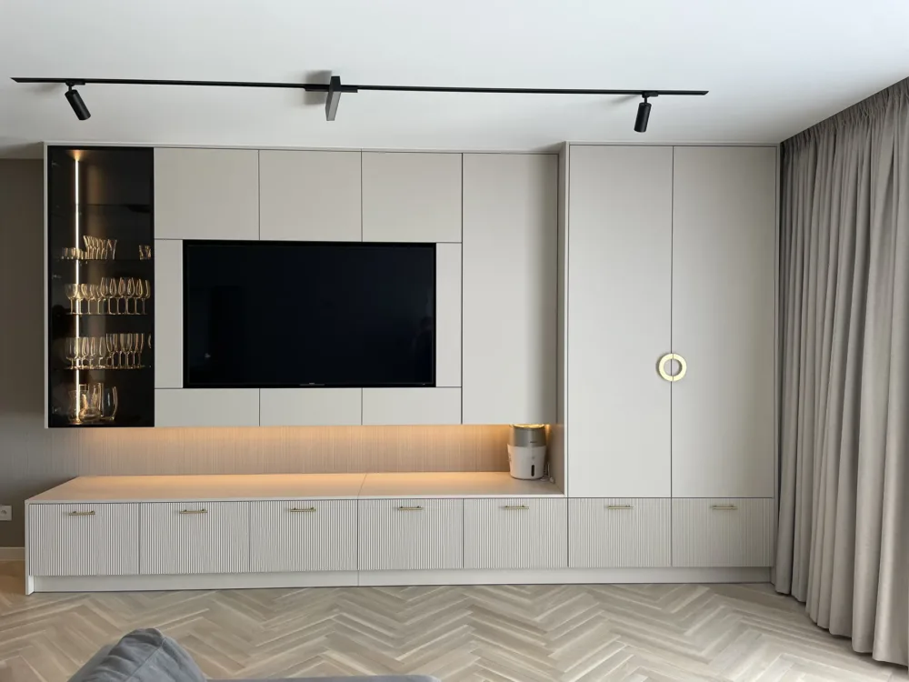 Zabudowa salonu z panelem TV i szafką wiszącą, realizacja Modern Line