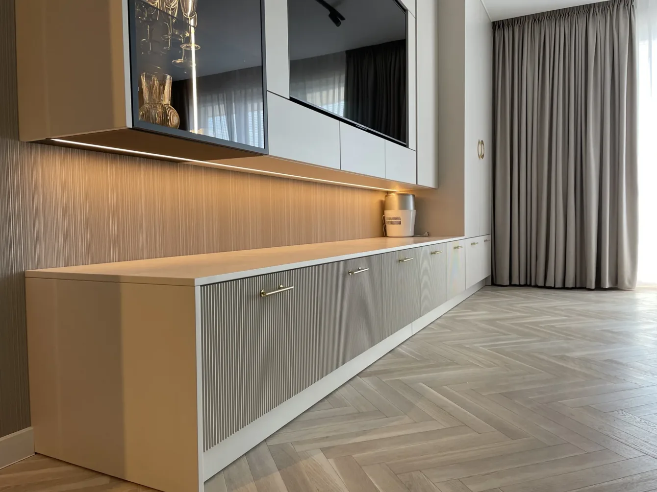 Zabudowa salonu z witryną i komodą ryflowaną, realizacja Modern Line