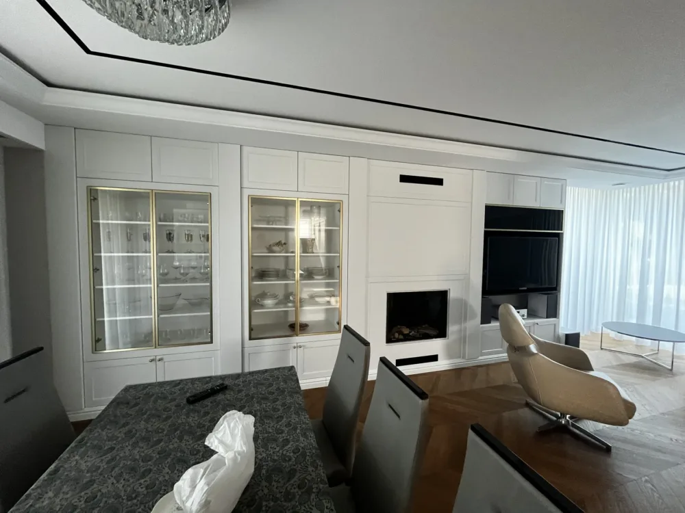 Zabudowa salonu z witrynami i kominkiem, realizacja Modern Line