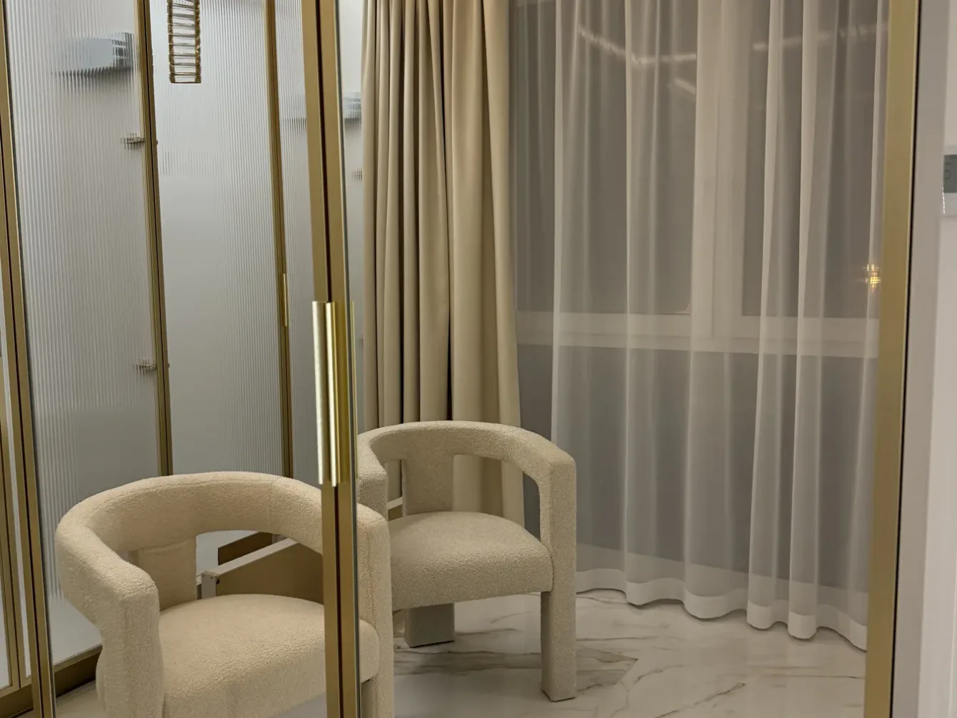 Zabudowa salonu ze złotymi profilami i szkłem, realizacja Modern Line