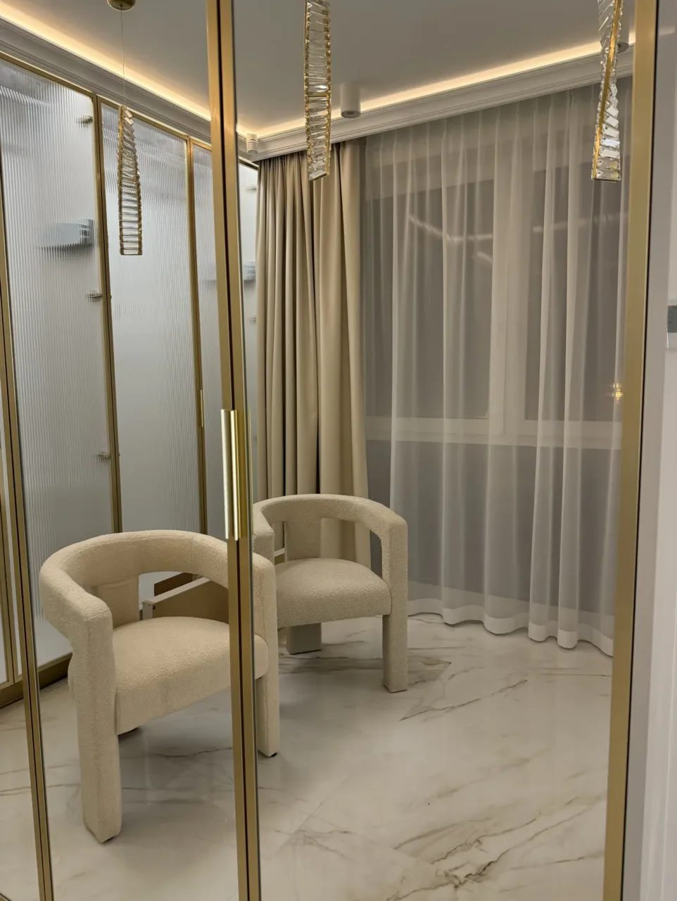 Zabudowa salonu ze złotymi profilami i szkłem, realizacja Modern Line