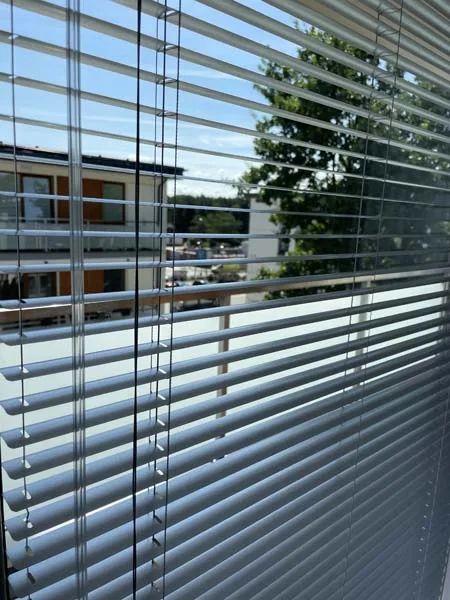 Żaluzje aluminiowe 25 mm na oknie w biurze, realizacja Modern Line