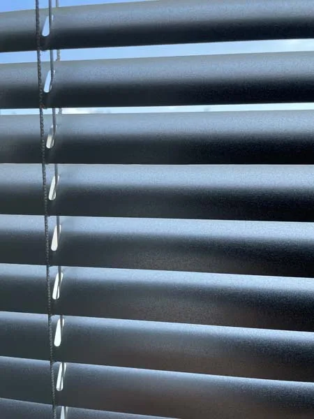 Żaluzje aluminiowe, detal lameli, realizacja Modern Line