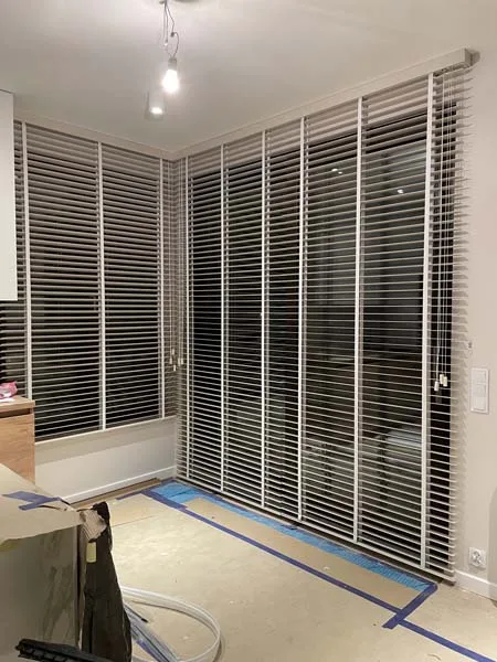 Żaluzje aluminiowe na przeszkleniu tarasowym, realizacja Modern Line